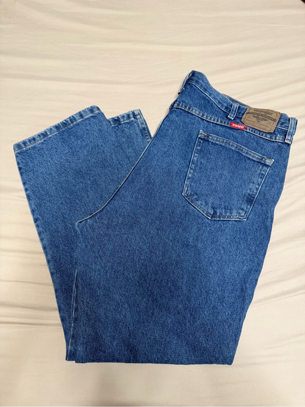 Wrangler Relaxed Fit Jeans in Medium Blue